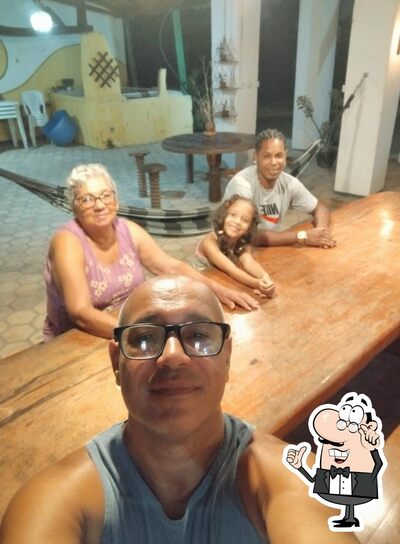 Sente em uma das mesas no Pluma's Pizzas no Rancho
