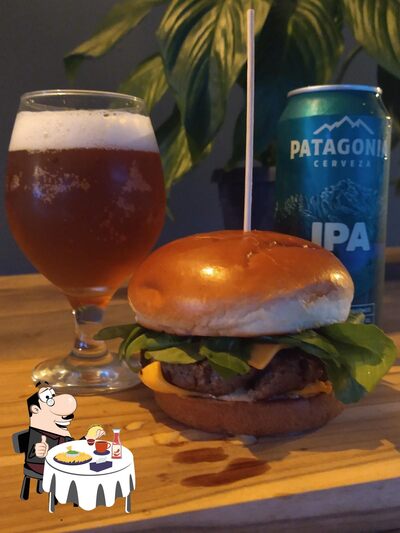 Experimente um dos hambúrgueres oferecidos no PIER8 GastroPub