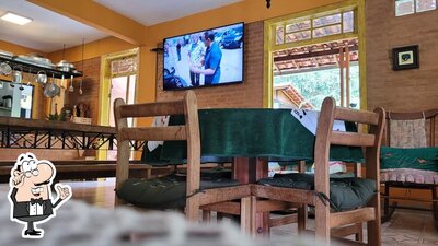Sente em uma das mesas no Restaurante e Pousada Capim Massambará