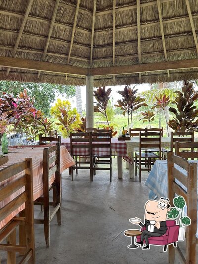 Sente em uma das mesas no Restaurante da Ninha - A melhor Galinha Caipira da Região