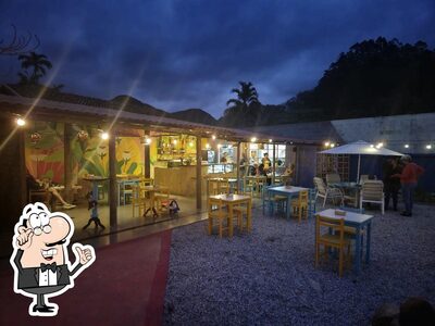 Sente em uma das mesas no Querido Café