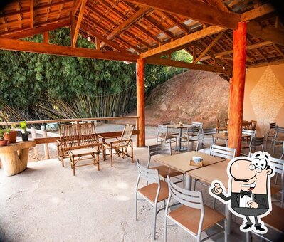 Sente em uma das mesas no Bar do Batata