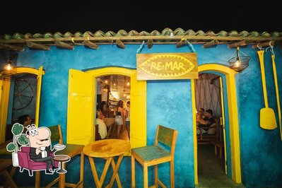 O interior do Re-Mar gastrobar