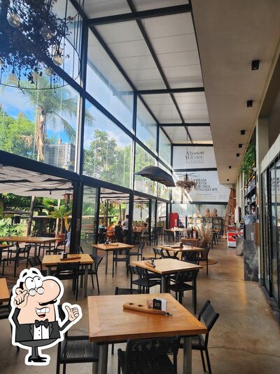 Sente em uma das mesas no Solarium Restaurante