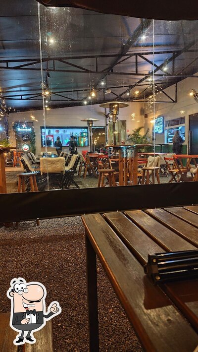 Sente em uma das mesas no PÁTIO Street Food