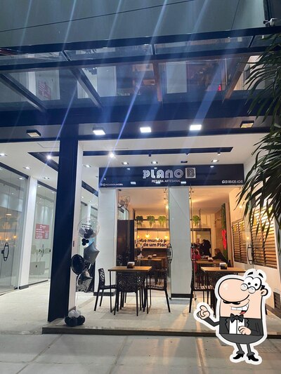 Sente em uma das mesas no Pizzaria Plano B