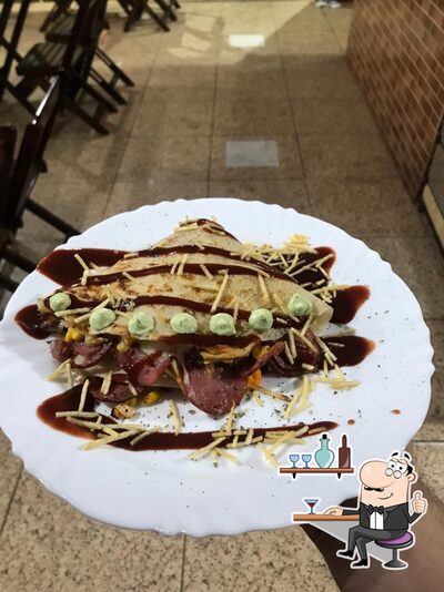 Sente em uma das mesas no Crepe francês