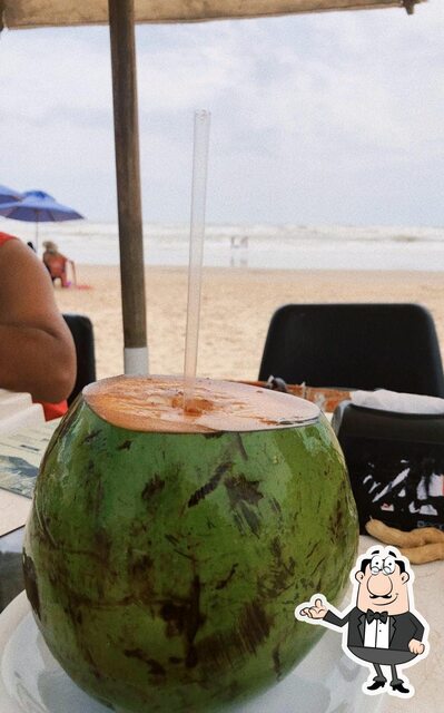 Sente em uma das mesas no Nammos Beach Bar e Restaurante