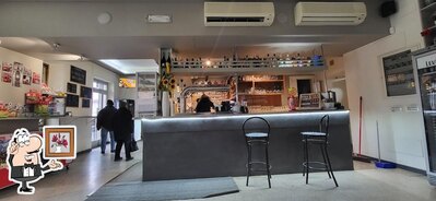 Siediti a un tavolo di #Hashtag Bar di Chen Feifei
