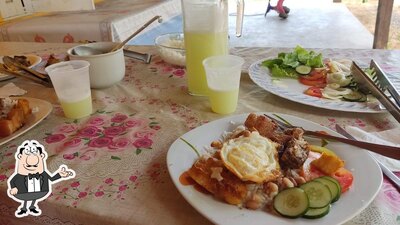 Sente em uma das mesas no Restaurante França