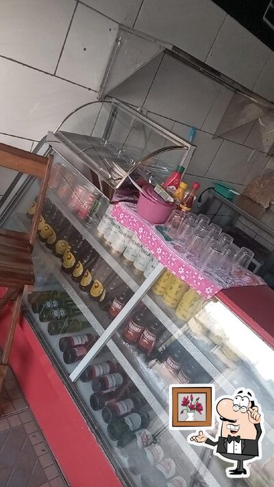 Sente em uma das mesas no Lanchonete e espeteria we