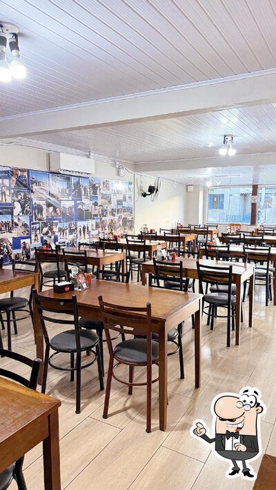 Sente em uma das mesas no Tilinho Lanches Lancheria e Restaurante no Cassino
