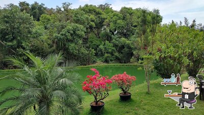 Sente em uma das mesas no Pesqueiro Batoke