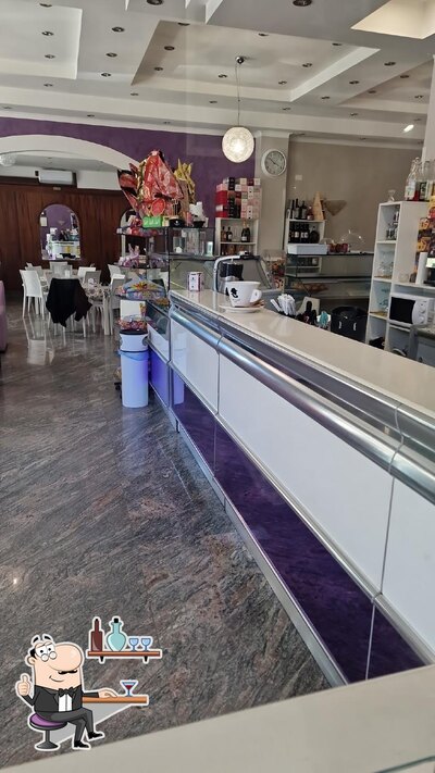 Siediti a un tavolo di BAR KING PIZZERIA TAVOLA CALDA