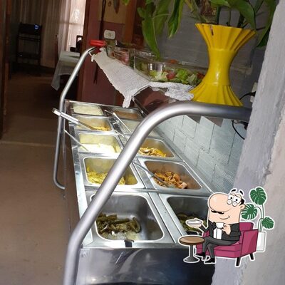 Sente em uma das mesas no Sitio Lili