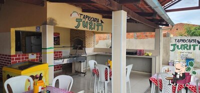 Sente em uma das mesas no Tapiocaria juriti
