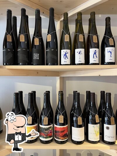 Installez-vous à l'une des tables de Brune