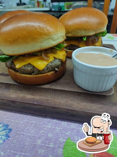 Delicie-se com um hambúrguer no PIER8 GastroPub