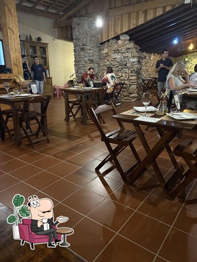 Sente em uma das mesas no Bella Roccia