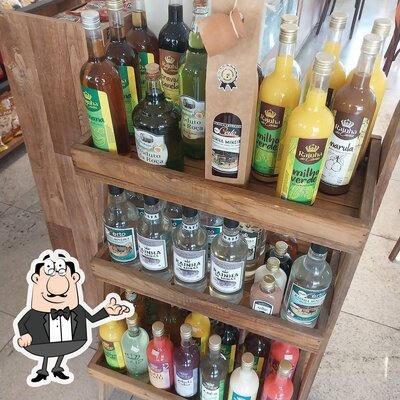 Sente em uma das mesas no Galegão Churrascaria e Lanchonete