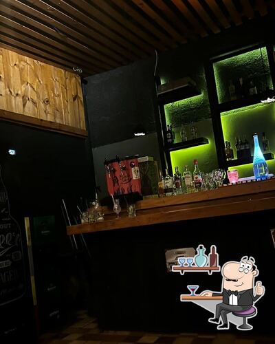 Sente em uma das mesas no Stoll Rock Bar