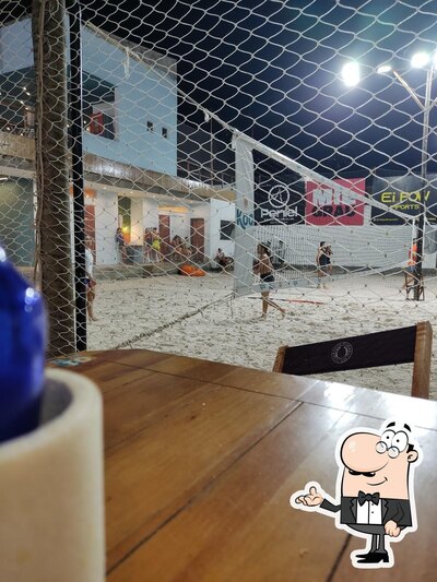 Sente em uma das mesas no Koa Villa Beach