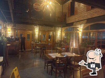 Sente em uma das mesas no Duana Restaurante e Pizzaria
