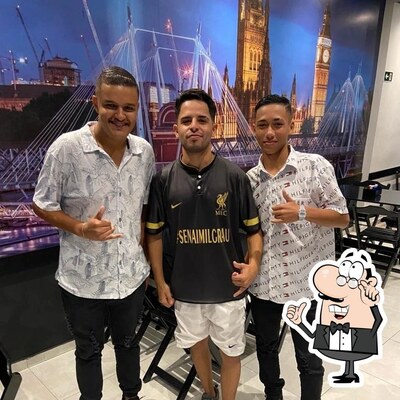 Sente em uma das mesas no WEMBLEY BURGUER'S HOUSE