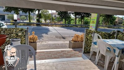 Puoi goderti l'aria fresca da seduto all'esterno di BAR KING PIZZERIA TAVOLA CALDA