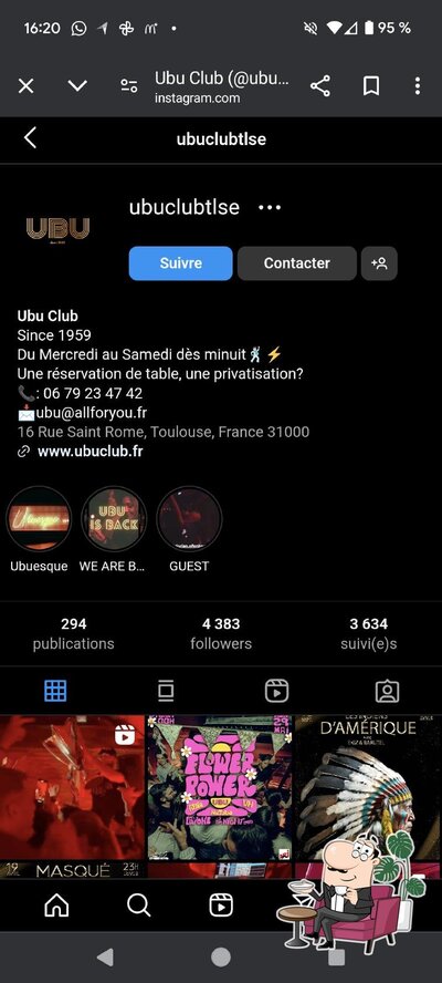 Installez-vous à l'une des tables de L'UBU club