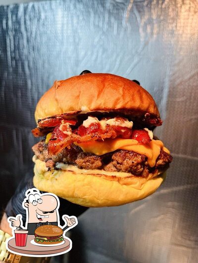 Experimente um dos hambúrgueres oferecidos no Santos Burguer