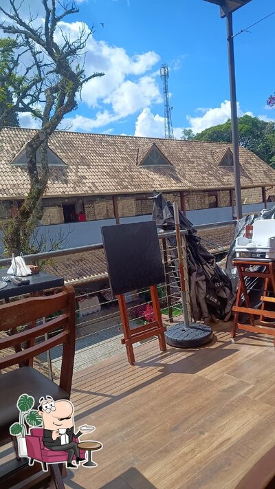 Sente em uma das mesas no DECK CANTAREIRA - STEAKHOUSE