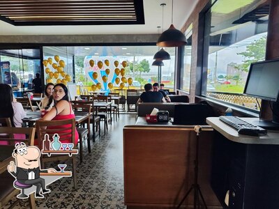 Veja imagens do interior do Sayonara pães e conveniência
