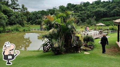 Sente em uma das mesas no Restaurante 5 lagos
