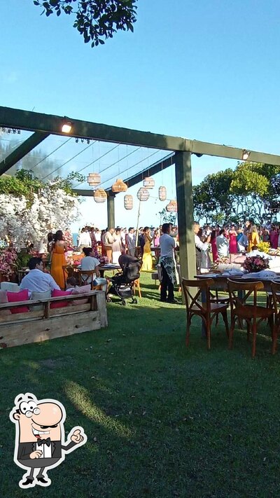 Sente em uma das mesas no Acarajé da Sid