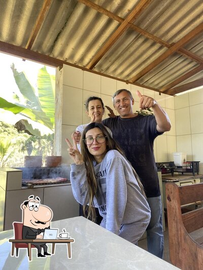 Sente em uma das mesas no Lancheria Franciele