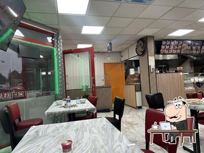 Installez-vous à l'une des tables de Pamir Grill