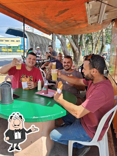 Sente em uma das mesas no Kipastel - Pastéis E Caldo De Cana
