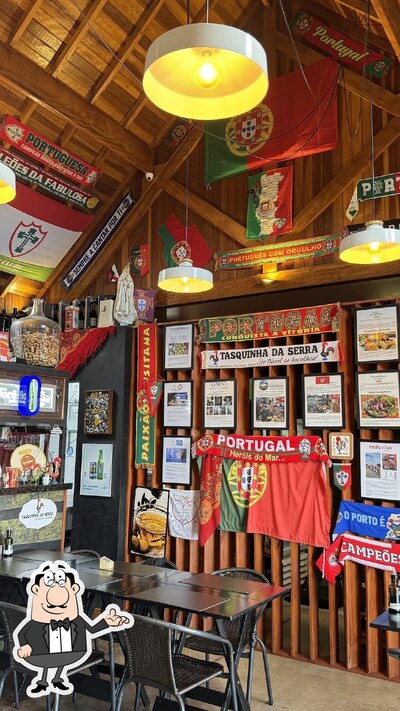 Sente em uma das mesas no DECK CANTAREIRA - STEAKHOUSE