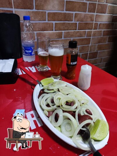 Sente em uma das mesas no Staleiro Bar & Snooker