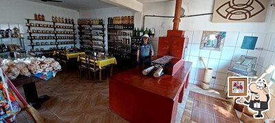 Sente em uma das mesas no Terra de Minas restaurante e lanchonete