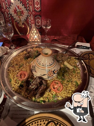 Installez-vous à l'une des tables de Restaurant El Bey