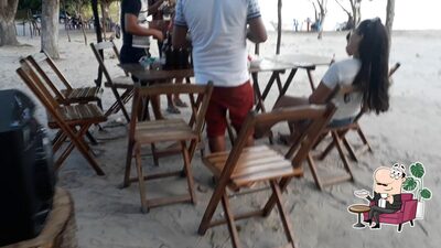 Sente em uma das mesas no Balneario O vereador
