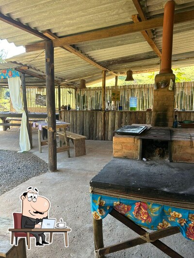 Sente em uma das mesas no Rancho Caipira