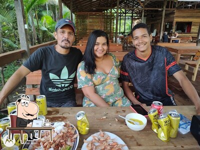 Sente em uma das mesas no Recanto Mazagão