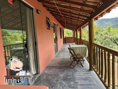Sente em uma das mesas no Petiscaria Castelhanos
