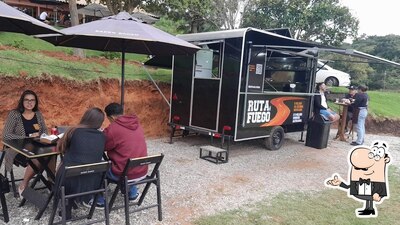 Sente em uma das mesas no Ruta Del Fuego
