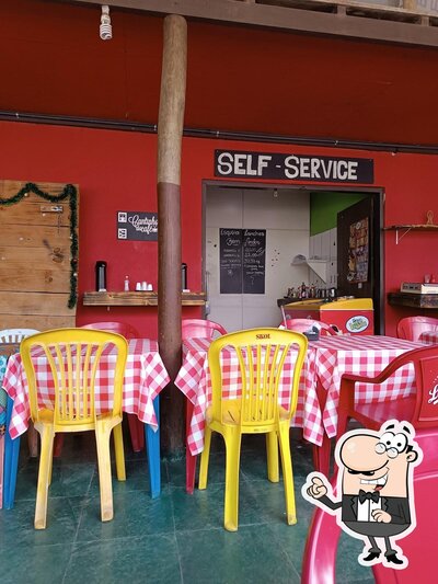 Sente em uma das mesas no Esquina Lanches "BBB"