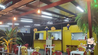 Sente em uma das mesas no ROBERTO LANCHES