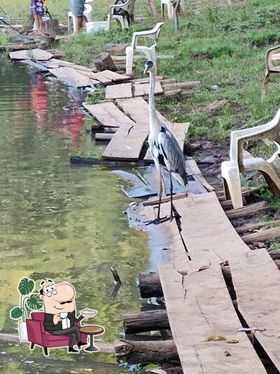 Sente em uma das mesas no Pesqueiro Bresciani